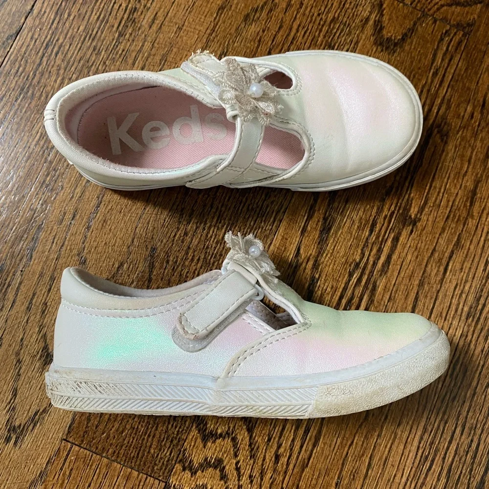 Keds- Daphne flower white pearlized toddler girl size 9.5 Mary Jane t-strap shoe